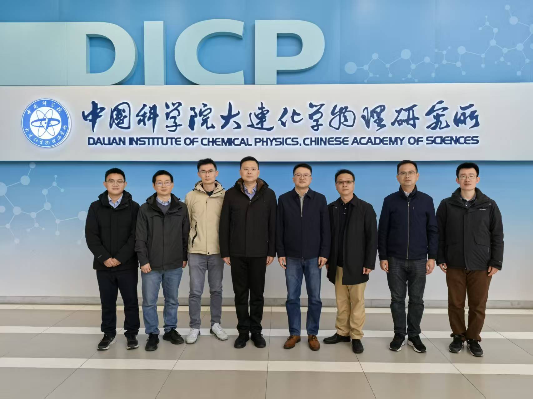 DNL16T3研究组成员与来访人员交流合照